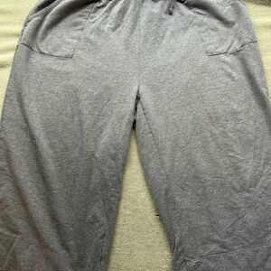 💚3/$25 Roaman's Gray Capris